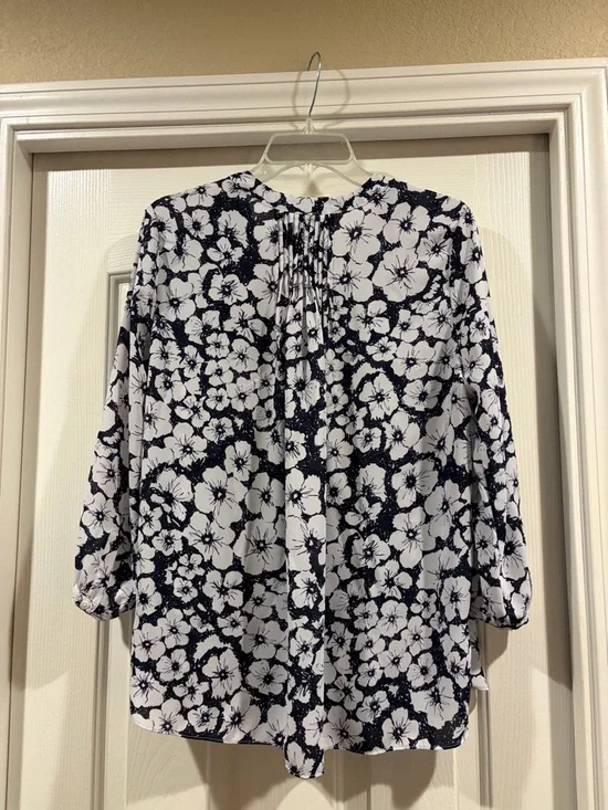 NYDJ Navy and White Floral Button-Up Blouse size M - Picture 5 of 5